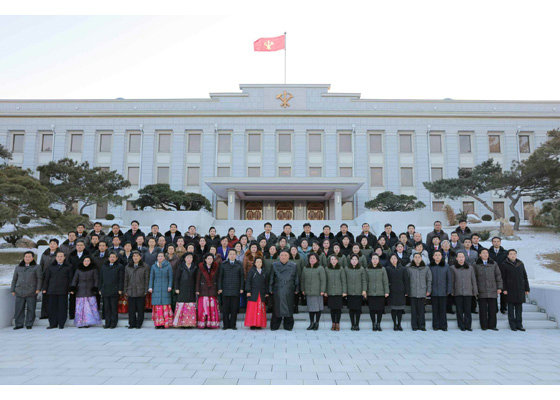 金正恩同志同为圆满保障党的第八次代表大会做出贡献的出版印刷部门劳动群众合影留念 2021-1-01-19.jpg